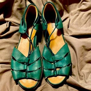 Earth green sandals leather SZ 9